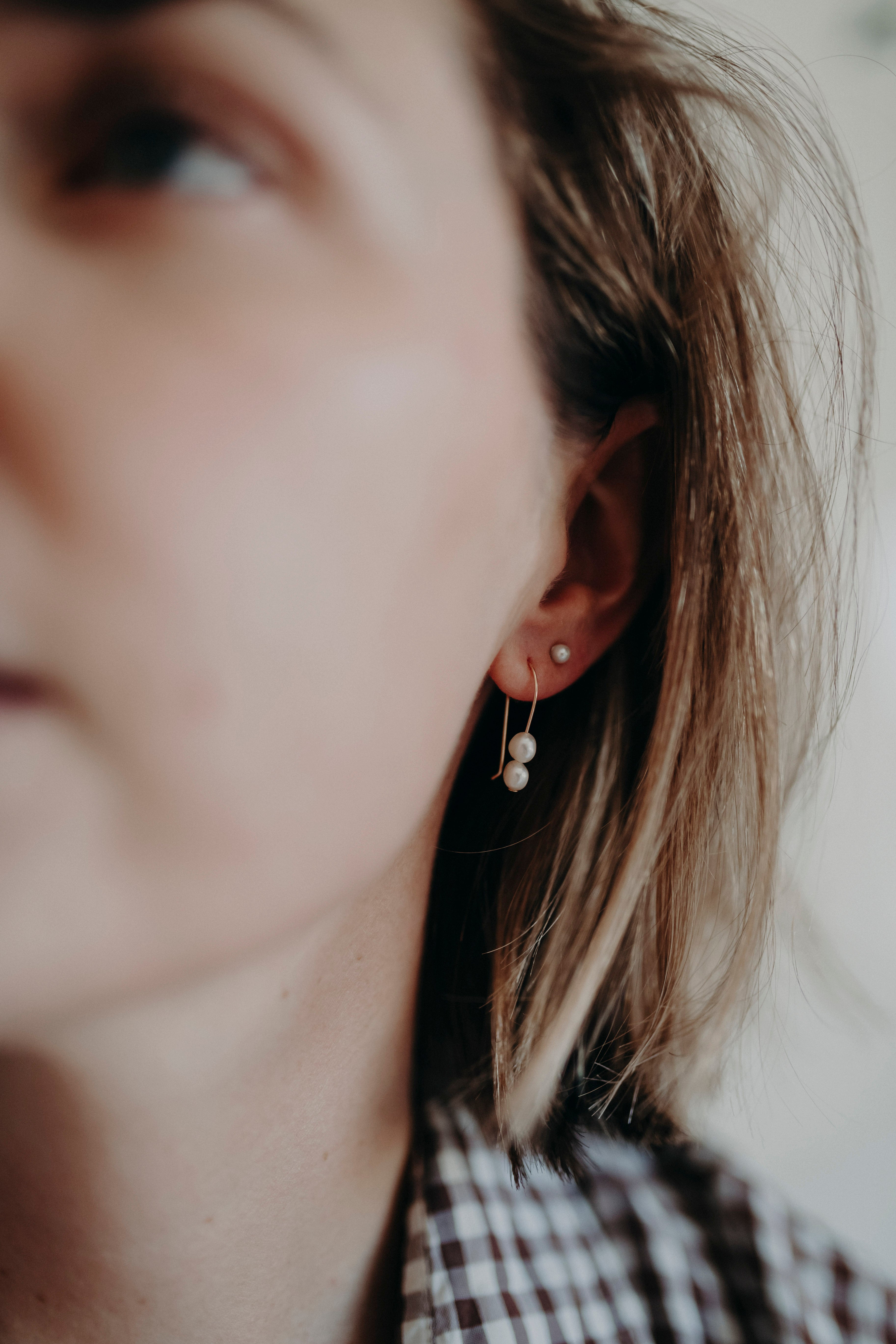 TINY PEARL STUDS