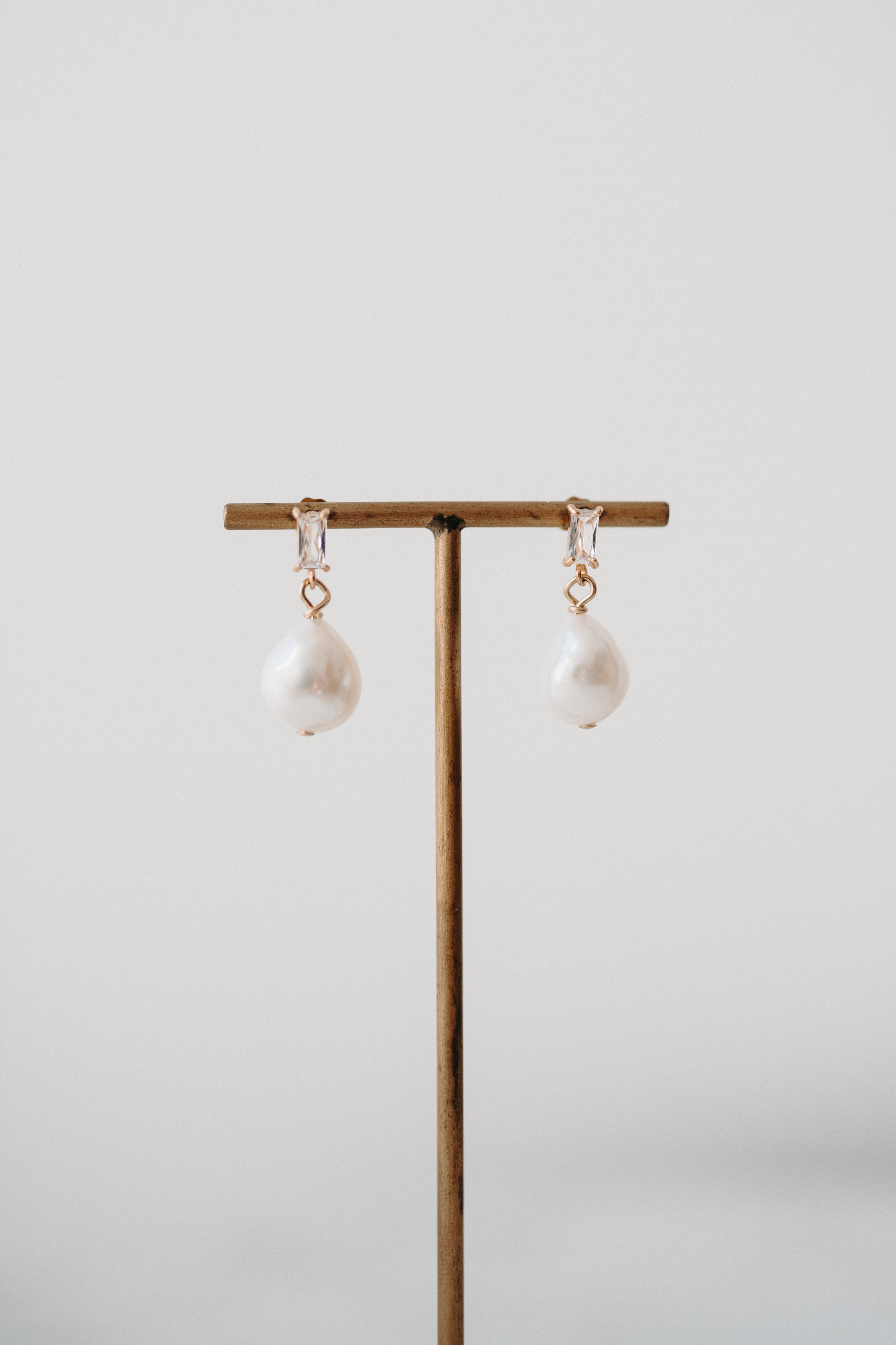 EVE FRESHWATER EARRINGS